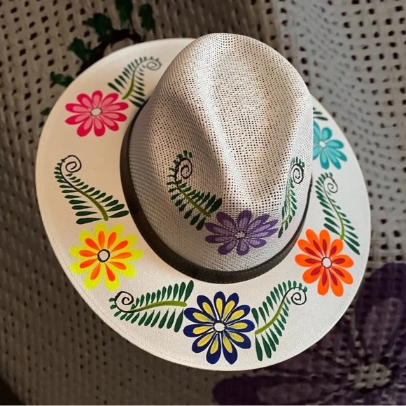 White Multi Flower Hat - Picture 1 of 2